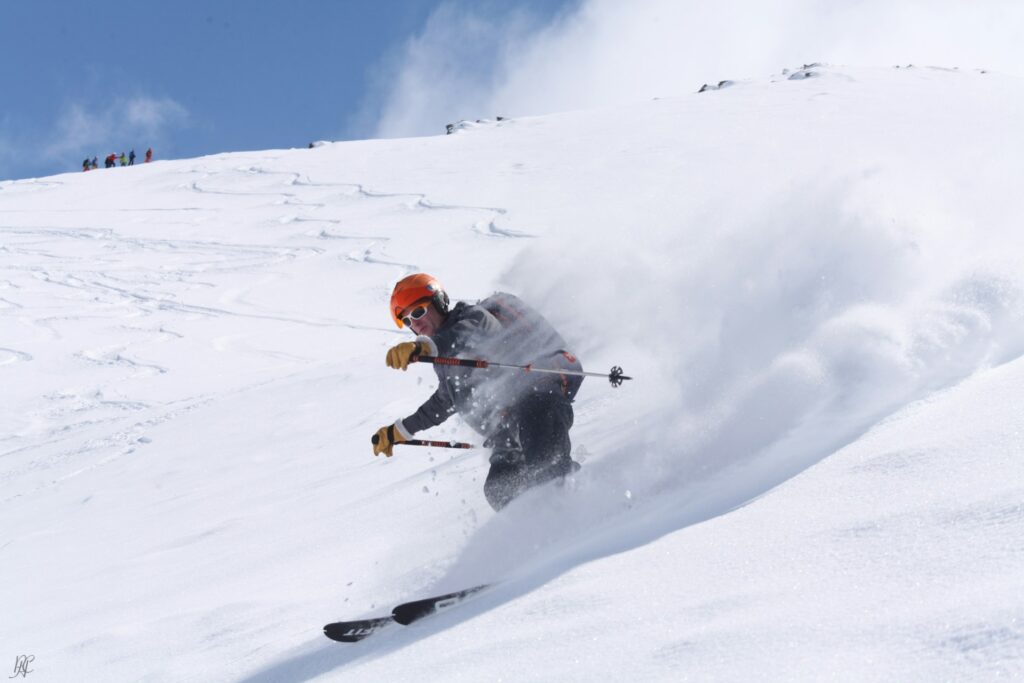 Ski hors-piste virage