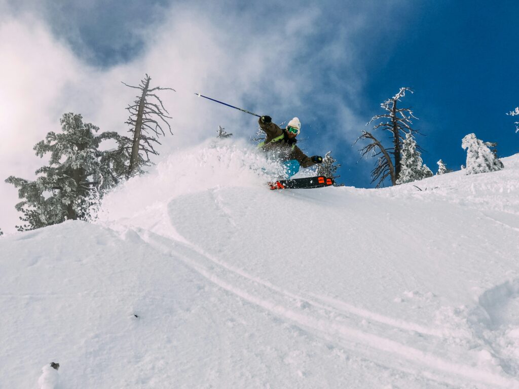 Skier dans la poudreuse, les virages