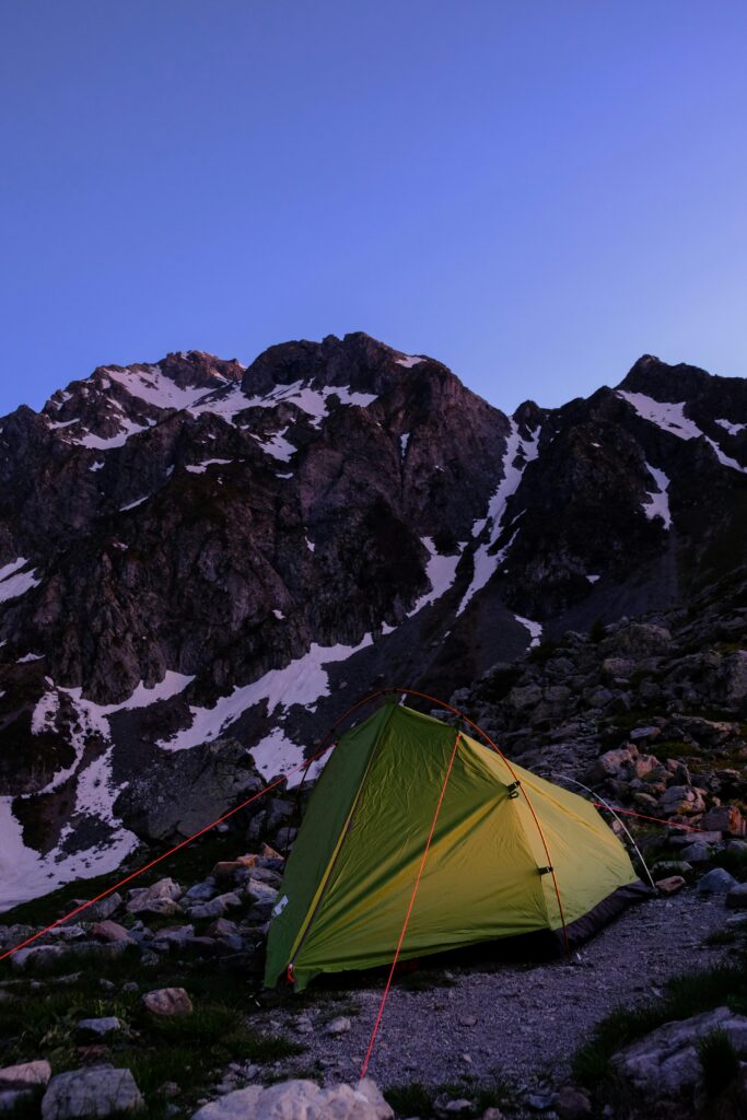 Bivouac responsable sur surface stérile montagne