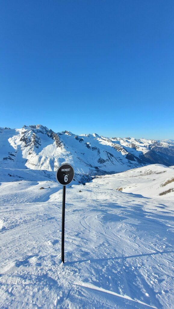 montagne panneau piste noire