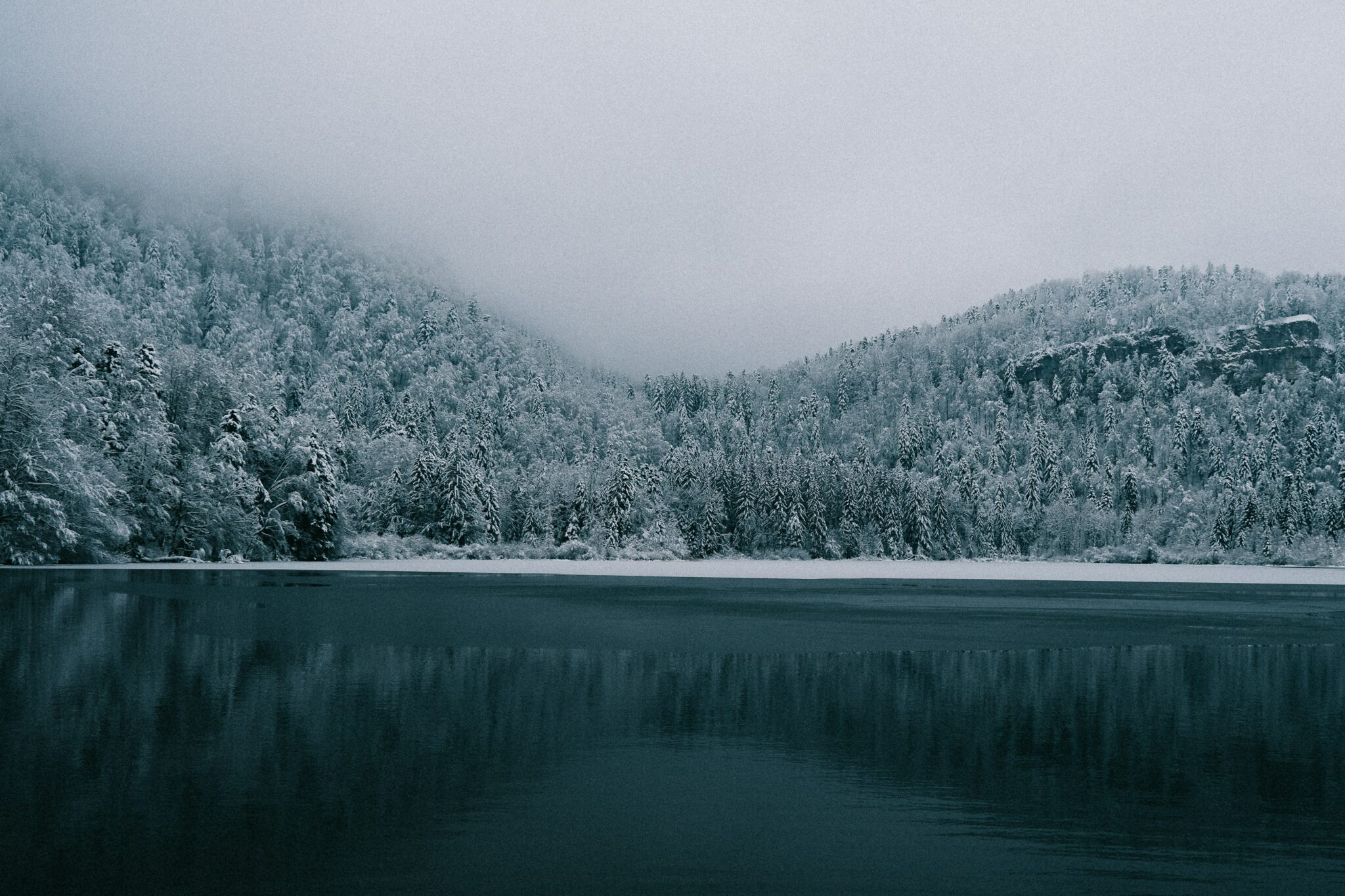 Lac dans le Jura sous le neige