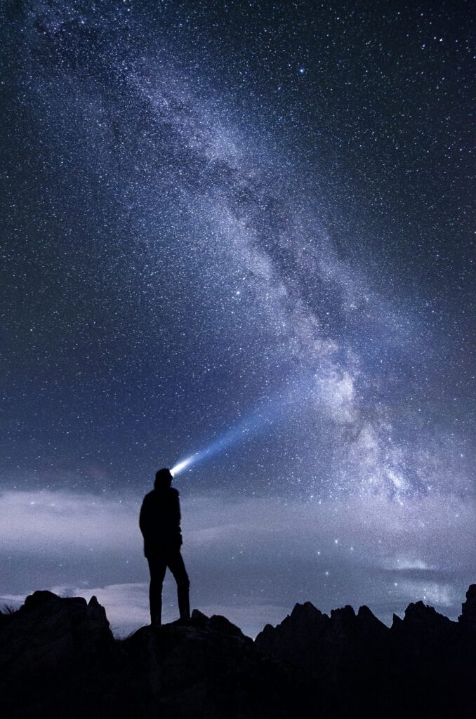 observer le ciel en randonnée nocturne